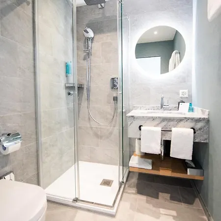 Lodge, Pool & Garden Retreat מלון