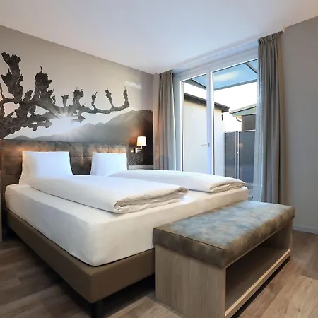 Lodge, Pool & Garden Retreat מלון