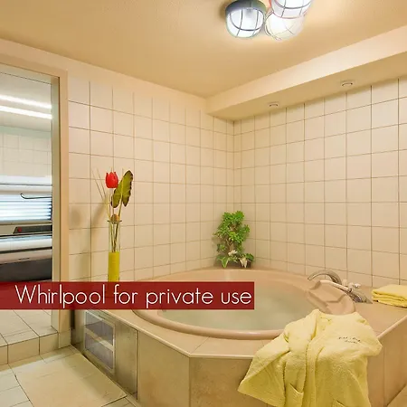 Lodge, Pool & Garden Retreat فندق 3*