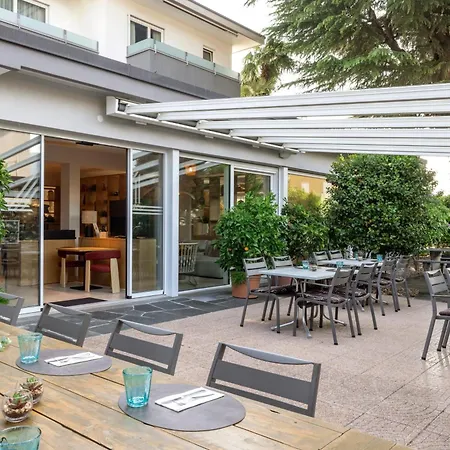 Lodge, Pool & Garden Retreat מלון 3*