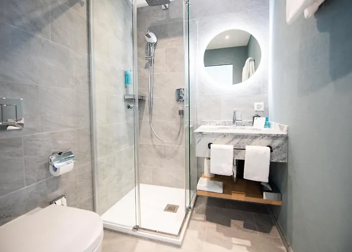 Lodge, Pool & Garden Retreat מלון